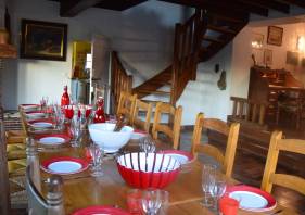 la salle à manger du grand gîte de Chartres 28120 Centre-Val de Loire