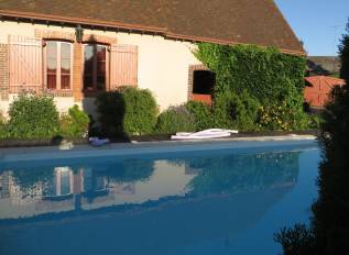 piscine privée chauffée du grand gîte de Chartres